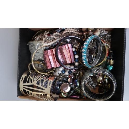 61 - Large collection of costume jewellery