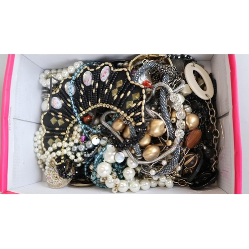 61 - Large collection of costume jewellery