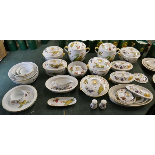 193 - Large collection of Royal Worcester Evesham pattern