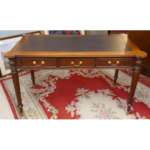 244 - Mahogany leather top desk - Size approx: W: 125cm D: 65cm H: 76cm