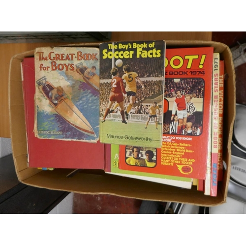 293 - Collection of books - Mostly soccer annuals