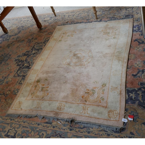 370 - Chinese rug - Approx size: 180cm x 130cm