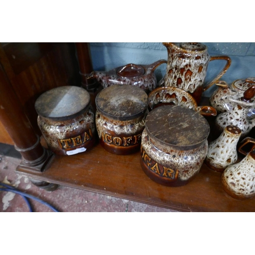 172 - Collection of pottery