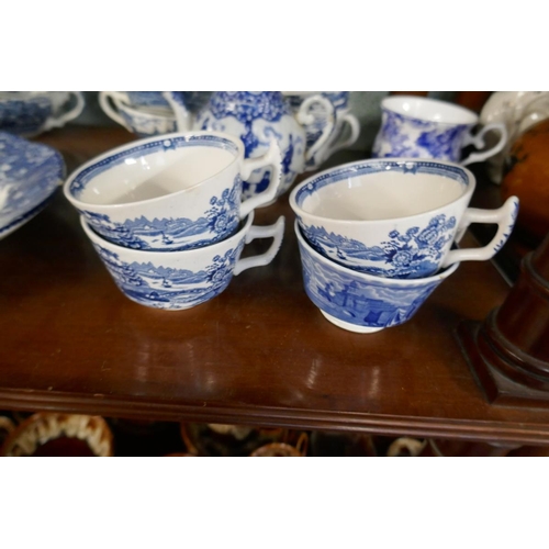 173 - Collection of blue & white china to include Heritage Mint