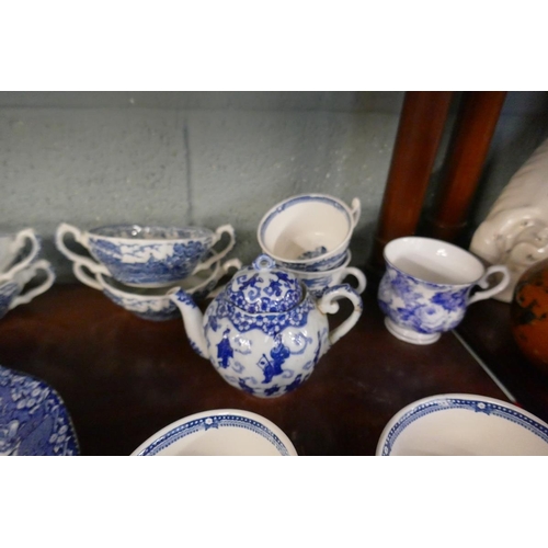 173 - Collection of blue & white china to include Heritage Mint