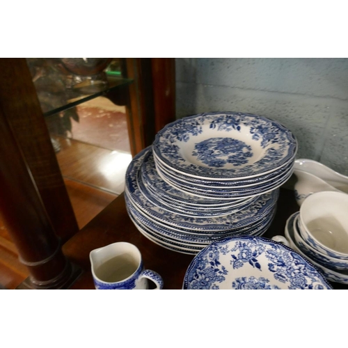 173 - Collection of blue & white china to include Heritage Mint