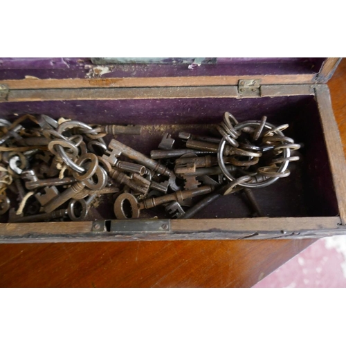 175 - Enamel bin together with a carved box full of antique keys