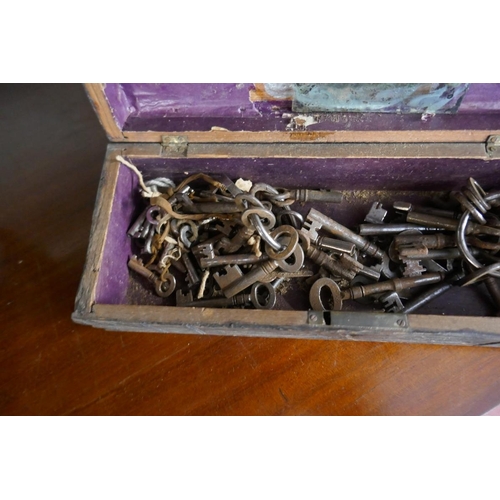 175 - Enamel bin together with a carved box full of antique keys