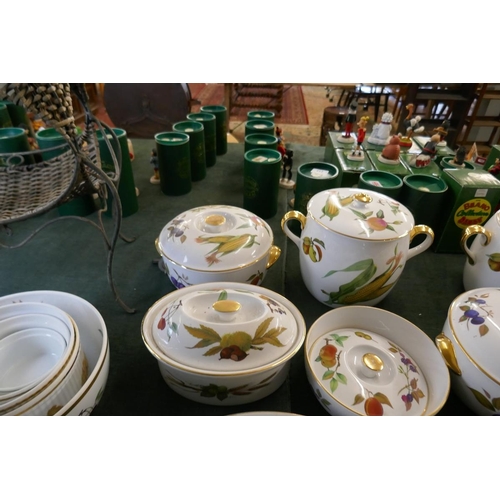 193 - Large collection of Royal Worcester Evesham pattern