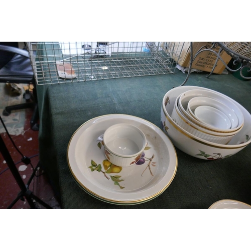 193 - Large collection of Royal Worcester Evesham pattern