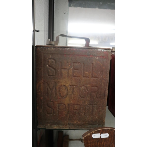 289 - 5 vintage fuel cans to include Shell