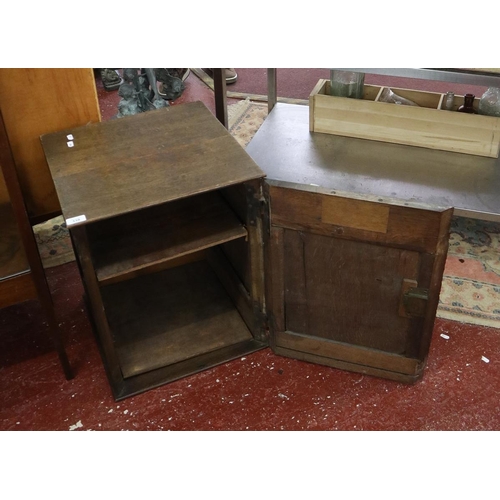 338 - Carved oak cabinet with its lock and key