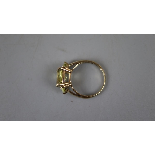 35 - Gold peridot ring - Approx size: Q