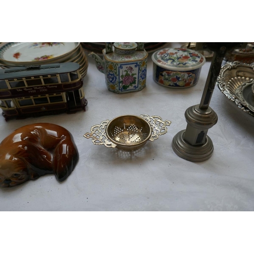 367 - Collectables to include antique china