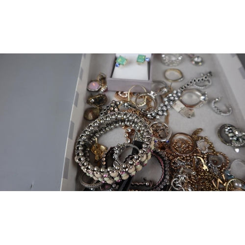 42 - Collection of jewellery