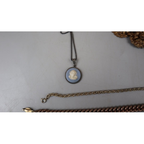 61 - Small collection of jewellery to include Wedgwood pendant on silver chain