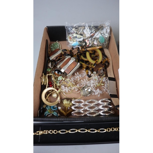 63 - Collection of costume jewellery