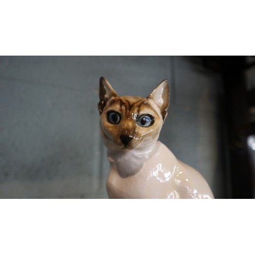 129 - Hutschenreuther Germany porcelain model of a Siamese cat - Approx height: 19.5cm