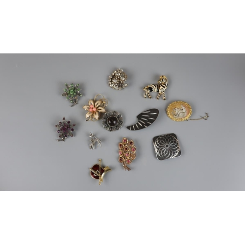 100 - Collection of brooches to include enamel