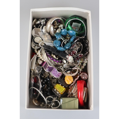 102 - Collection of costume jewellery