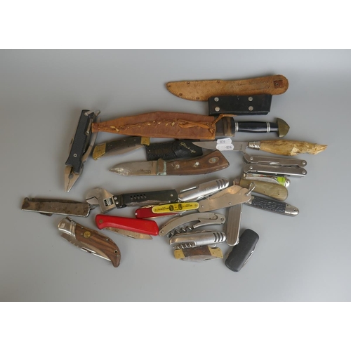 209 - Collection of knives and penknives