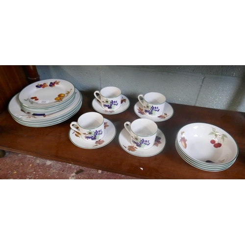 232 - Royal Worcester 20 piece dinner service - Evesham Pattern