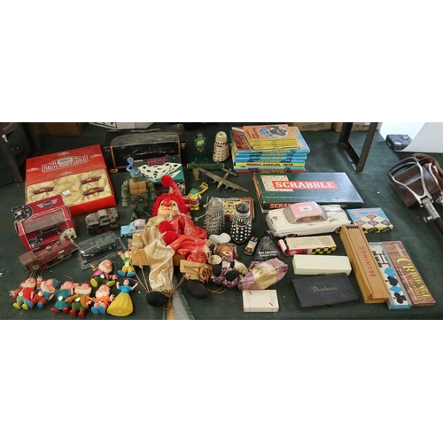 264 - Collection of toys to include railway, model cars, Beano annuals etc