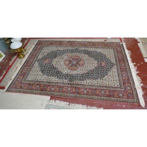 330 - Pattern rug - Approx size: 248cm x 174cm