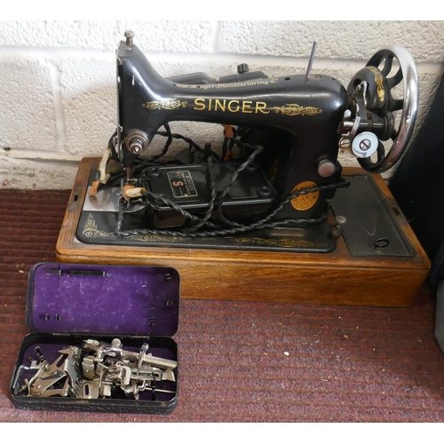 390 - Singer sewing machine