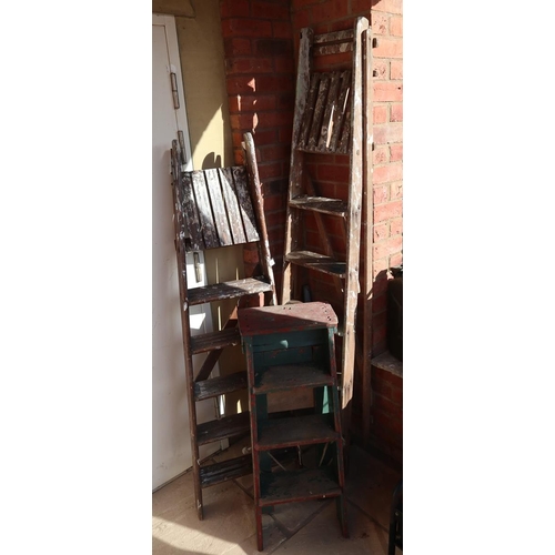 521 - 3 wooden step ladders