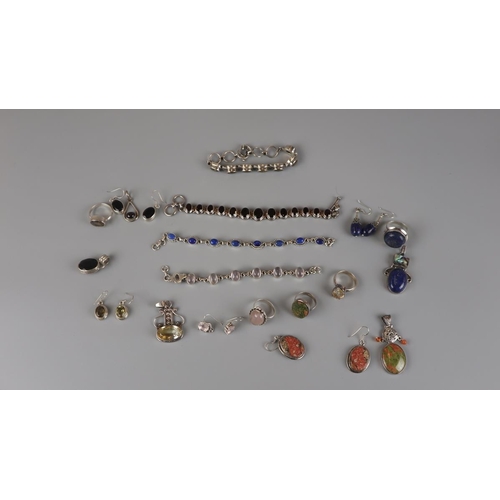 92 - Collection of silver jewellery