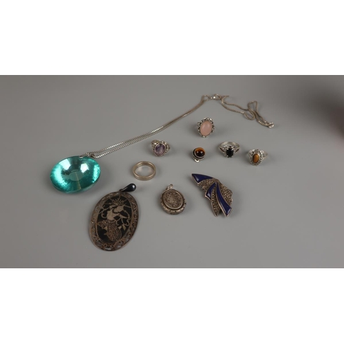 96 - Collection of silver jewellery