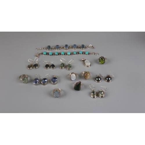 97 - Collection of silver jewellery