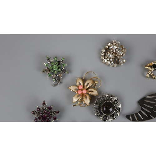 100 - Collection of brooches to include enamel