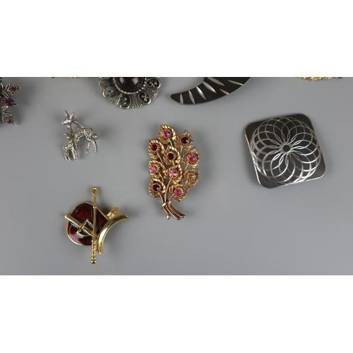 100 - Collection of brooches to include enamel