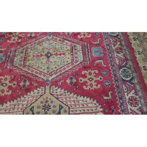 349 - Pattern rug - Approx size: 273cm x 182cm