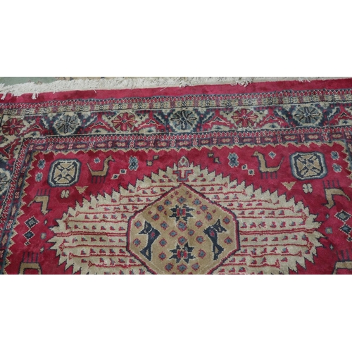 349 - Pattern rug - Approx size: 273cm x 182cm