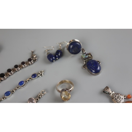 92 - Collection of silver jewellery