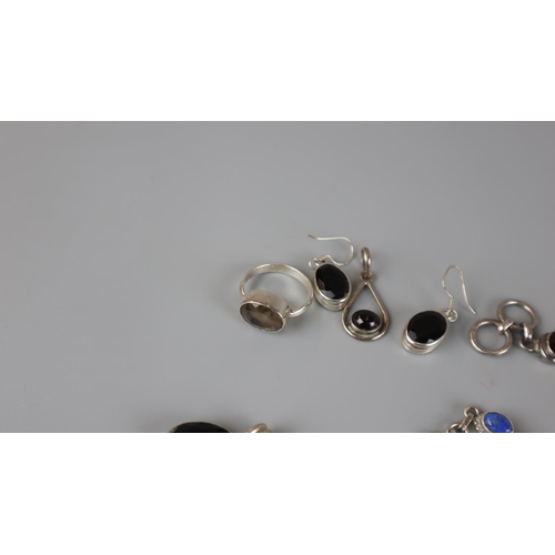 92 - Collection of silver jewellery