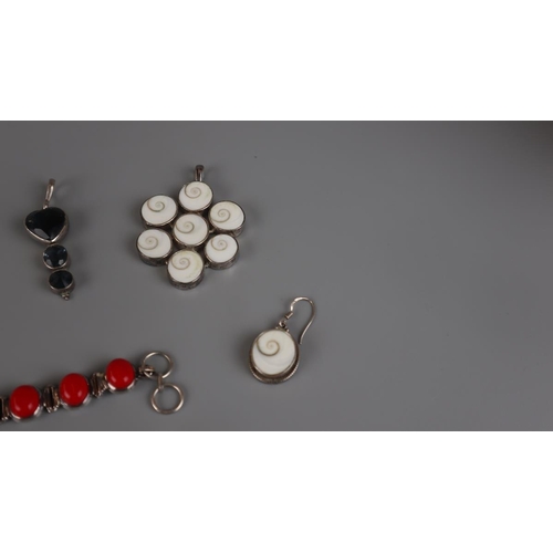 94 - Collection of silver jewellery