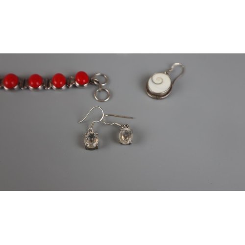 94 - Collection of silver jewellery