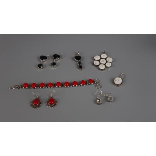 94 - Collection of silver jewellery