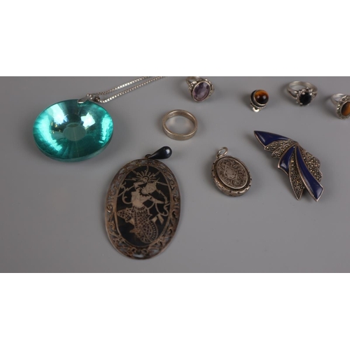 96 - Collection of silver jewellery