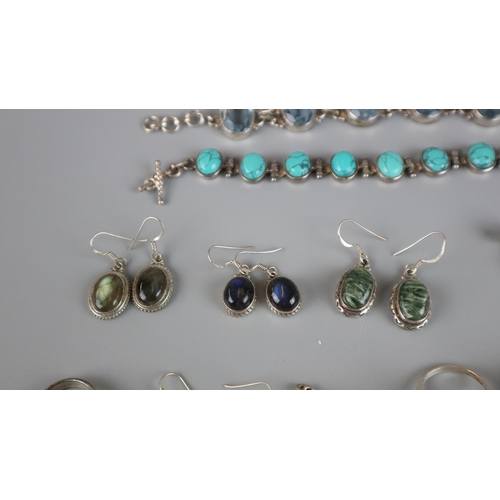 97 - Collection of silver jewellery