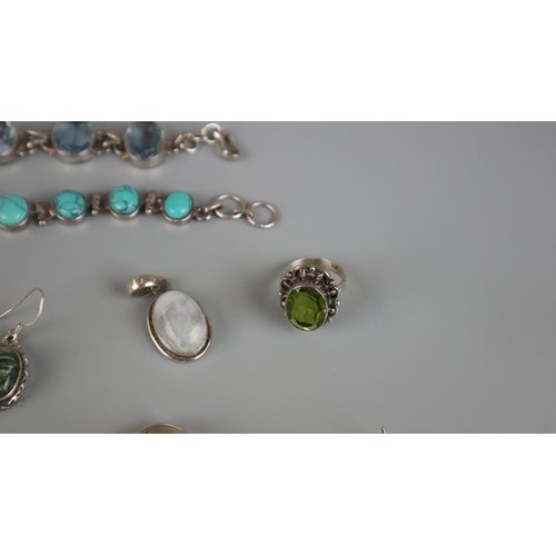 97 - Collection of silver jewellery