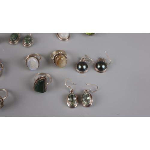 97 - Collection of silver jewellery