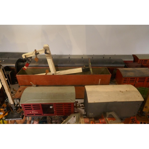 218 - Collection of railway carriages etc to include a clock work engine