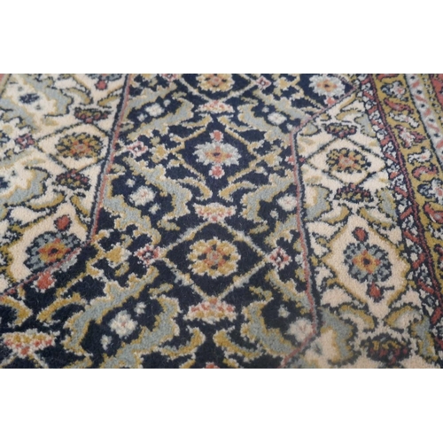 330 - Pattern rug - Approx size: 248cm x 174cm