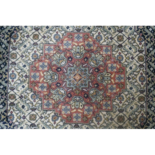 330 - Pattern rug - Approx size: 248cm x 174cm