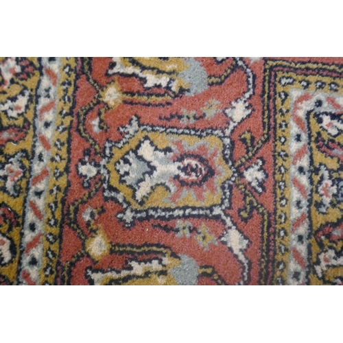 330 - Pattern rug - Approx size: 248cm x 174cm